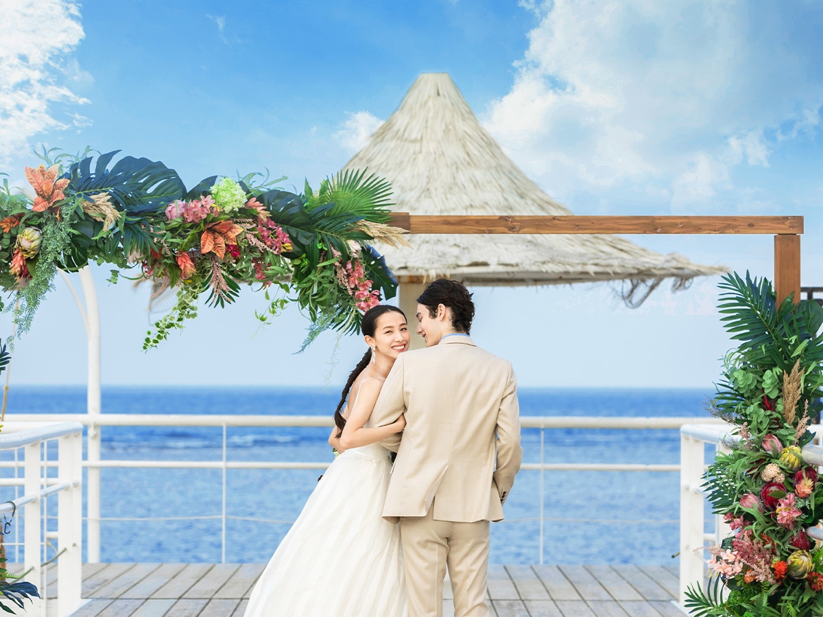 白い桟橋の先、海の上で誓うようなセレモニー”