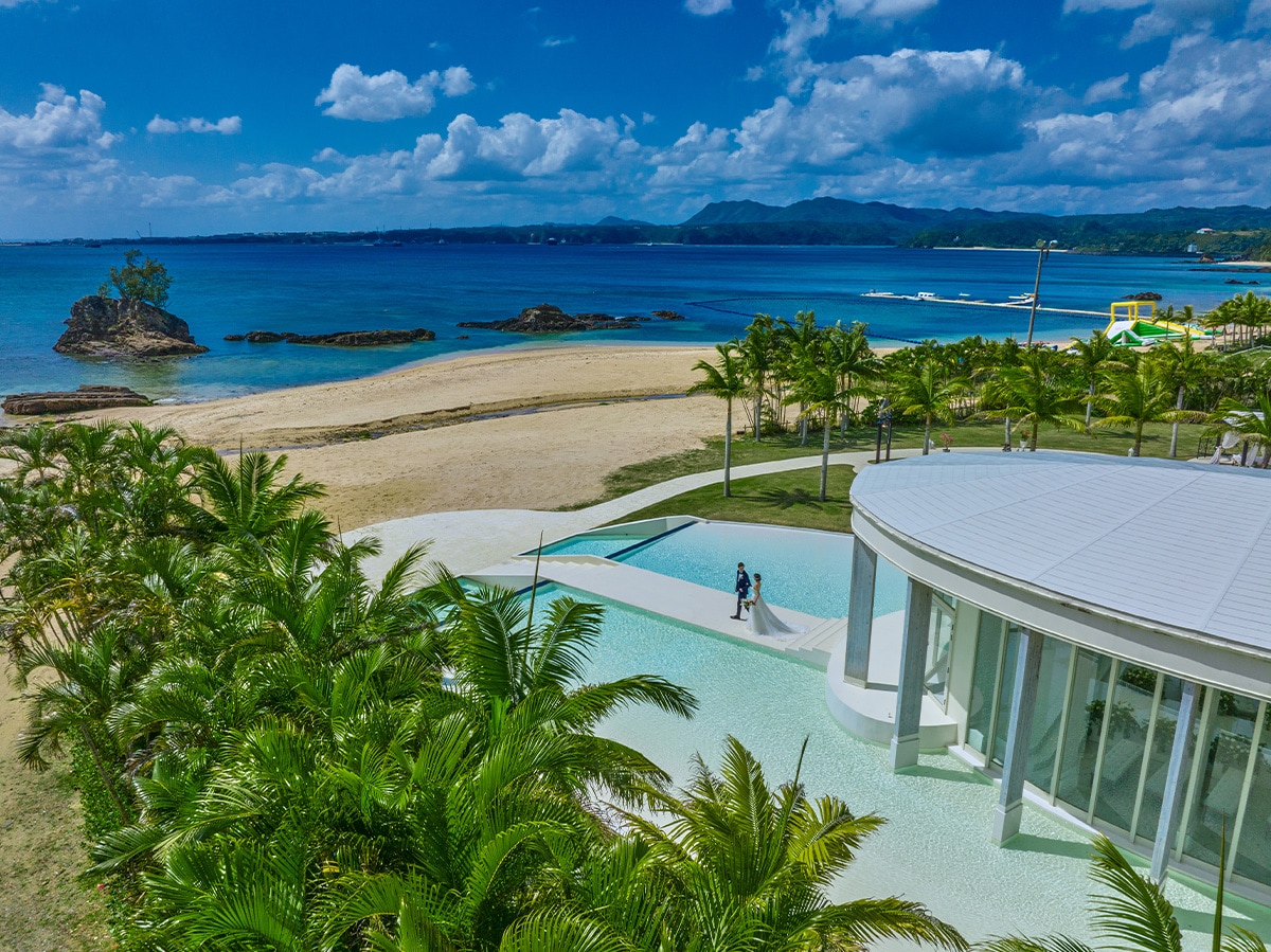 ガラスの祭壇越しに広がる“カヌチャブルー”